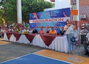 Asiste Fanny Arreola a inauguración del torneo de la liga municipal de voleibol en Apatzingán