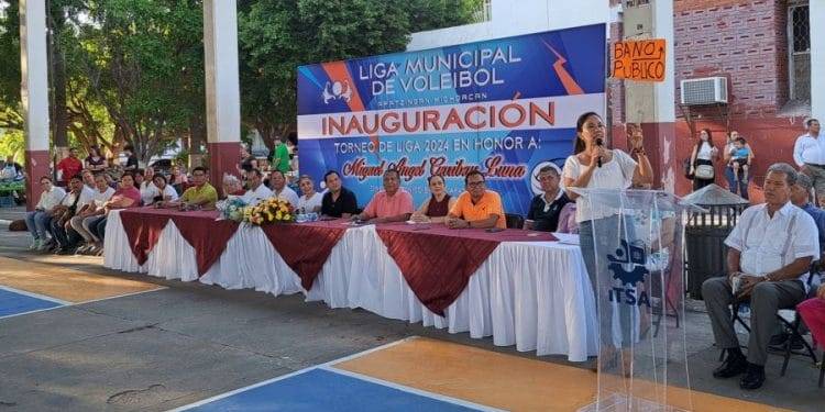 Asiste Fanny Arreola a inauguración del torneo de la liga municipal de voleibol en Apatzingán