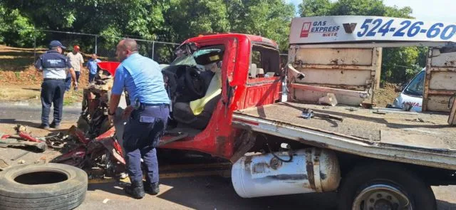 En Uruapan, Chocan Camión Contra Camioneta Repartidora De Gas Lp 19 En Uruapan, Chocan Camión Contra Camioneta Repartidora De Gas Lp