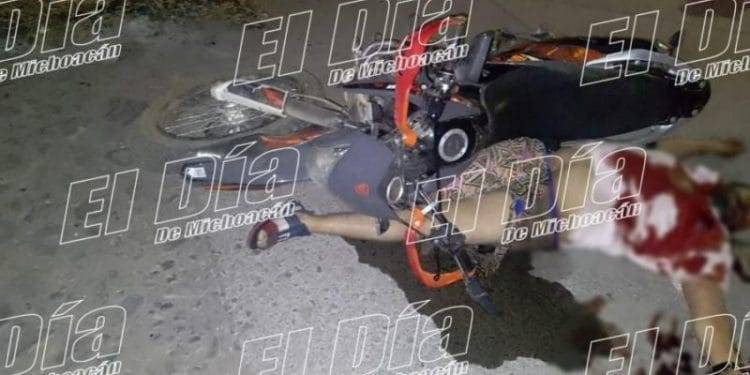 En Apatzingán, ejecutan a uno de varios disparos sobre una moto; en La Lázaro