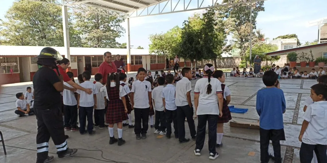 Escuelas en Apatzingán reciben capacitación de primeros auxilios