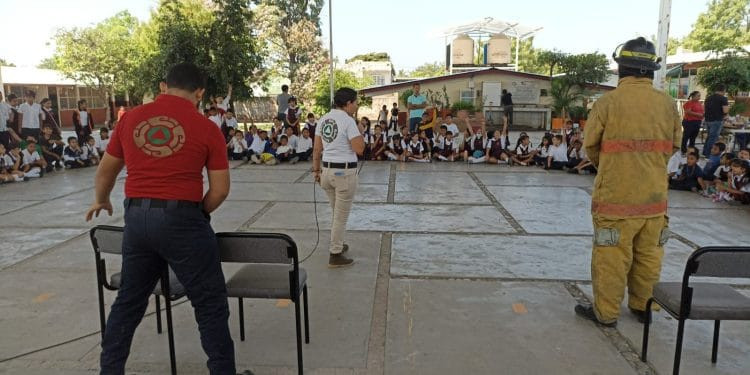 Escuelas en Apatzingán reciben capacitación de primeros auxilios
