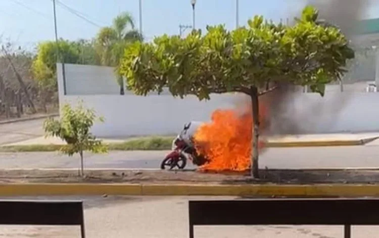 Grupo Que Supuesta Quema Motocicletas, Causa Incertidumbre En Apatzingán
