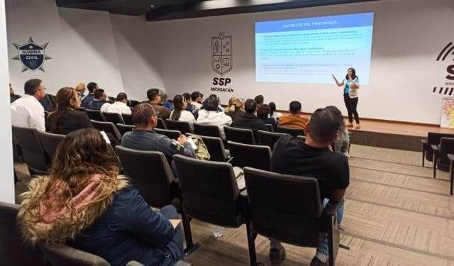 Actualizan a personal del 911 en atención a llamadas de menores 1 Detienen camioneta cargada con madera presuntamente Ilegal