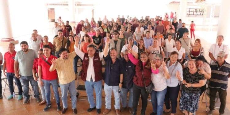 Cruz Lucatero dialoga y se compromete con ciudadanos del distrito 02
