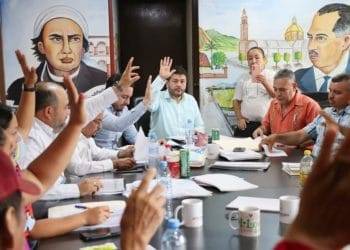 En Acuitzio, Fiscalía General realiza cateo y recupera 5 vehículos con reporte de robo y alteraciones en sus medios de identificación; hay una persona detenida