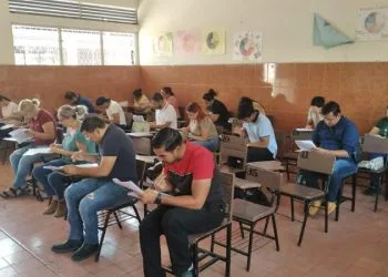 En Apatzingán, Ciudadanos Acuden A Realizar Exámenes Para Poder Ser Capacitadores Electorales