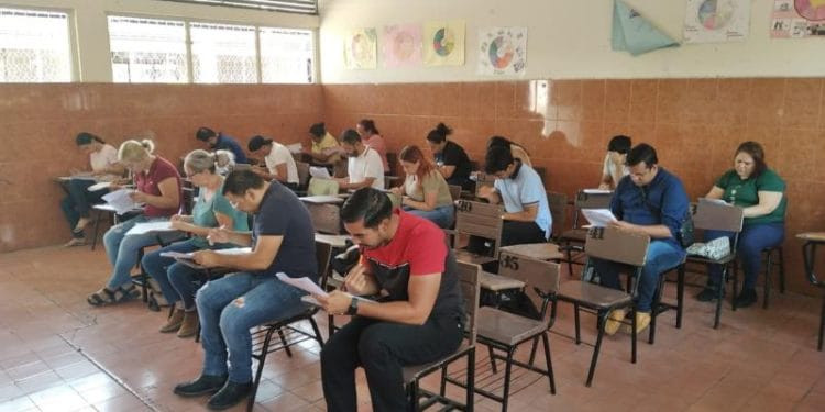 En Apatzingán, Ciudadanos acuden a realizar exámenes para poder ser Capacitadores Electorales