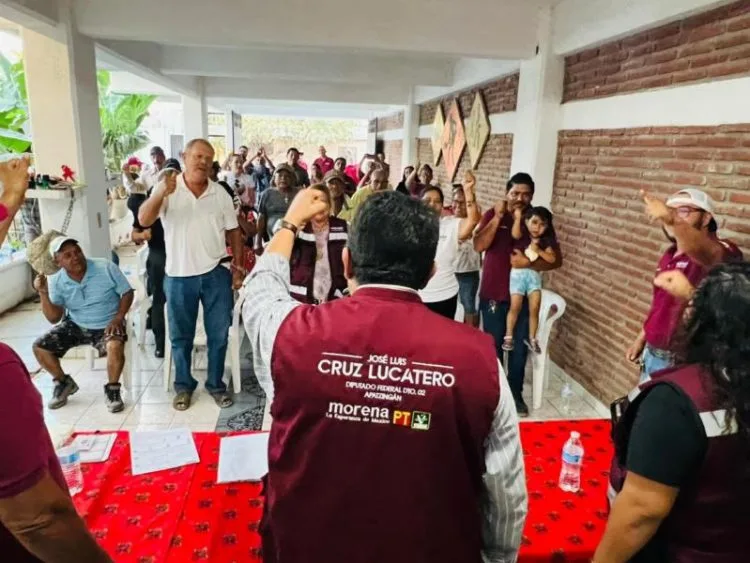 En Apatzingán, Ciudadanos Acuden A Realizar Exámenes Para Poder Ser Capacitadores Electorales