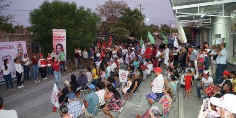 Tiran cadáver Maniatado y embolsado  en la Tamarindera de Apatzingán
