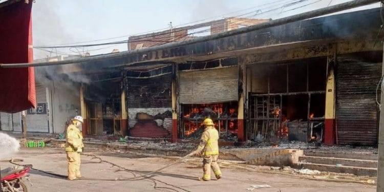 En Apatzingán, Se incendia abarrotera Morelia