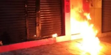 Arrojan Bomba Molotov Contra Comercio De Pinturas En Uruapan 22 Localizan 5 Cadáveres Y Dos Vehículos Calcinadas En Cerro De Zinapécuaro