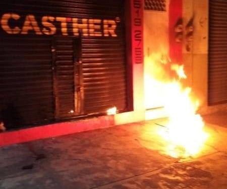 Arrojan bomba Molotov contra comercio de pinturas en Uruapan 1 Localizan 5 cadáveres y dos vehículos calcinadas en cerro de Zinapécuaro