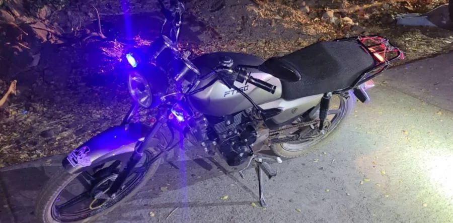 En Apatzingán, Ejecutan A Uno Por Fuera Del Oxxo De Lomas De Palmira 20 La Motocicleta En Que Viajaba La Victima