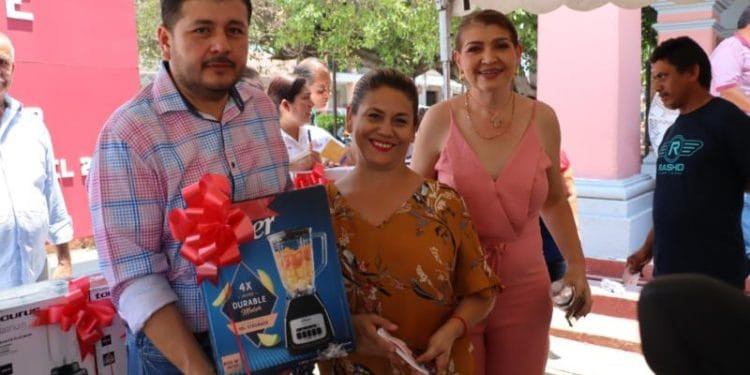 Premian a ciudadanos cumplidos con el pago del Impuesto Predial