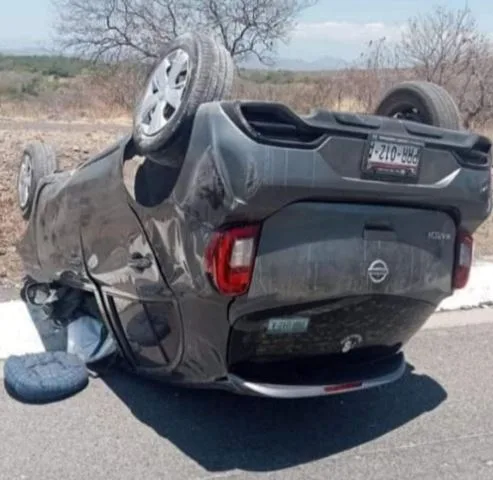 Vuelca Auto En La Siglo Xxi; Hay Dos Heridos 21 Identifican A Uno De Los Cinco Ejecutados En Un Cerro De Zinapécuaro
