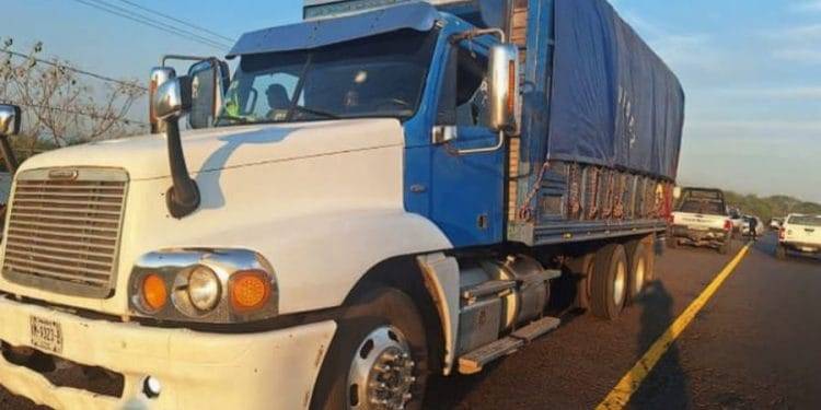 Tras disparar contra camión cargado de limón, autoridades investigan si fue intento de extorsión o de robo 1 Relacionan al «Camaleón» con levantón y asesinato del sobrino de Joan Sebastián