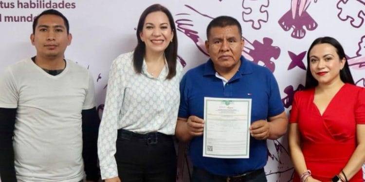 A sus 50 anos michoacano concluye su bachillerato - El día de Michoacán