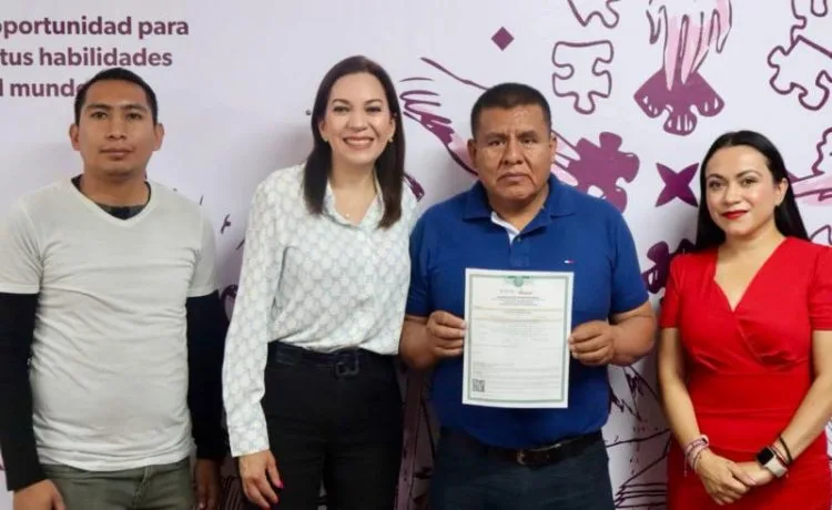 A Sus 50 Años, Michoacano Concluye Su Bachillerato Y Recibe Certificado