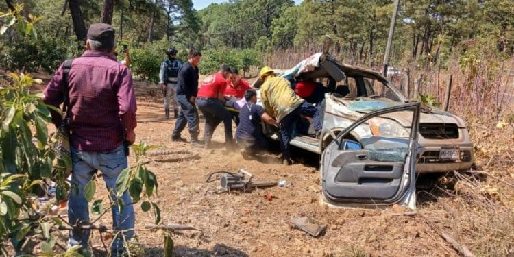 Familia vuelca en camioneta en Acahuato, salva la vida de milagro 1 Aseguran 2 vehículos y un chasis con reporte de robo y alteraciones en sus medios de identificación