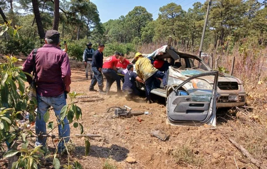 Familia Vuelca En Camioneta En Acahuato, Salva La Vida De Milagro 19 Accidente Acahuato - El Día De Michoacán