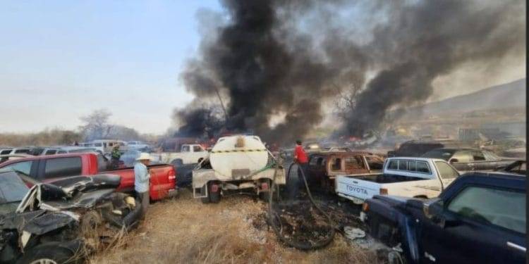 Arde en llamas corralón federal de autos en Apatzingán 1 Blanca Álvarez lanza eje 2 de su campaña: desarrollo integral de los jóvenes