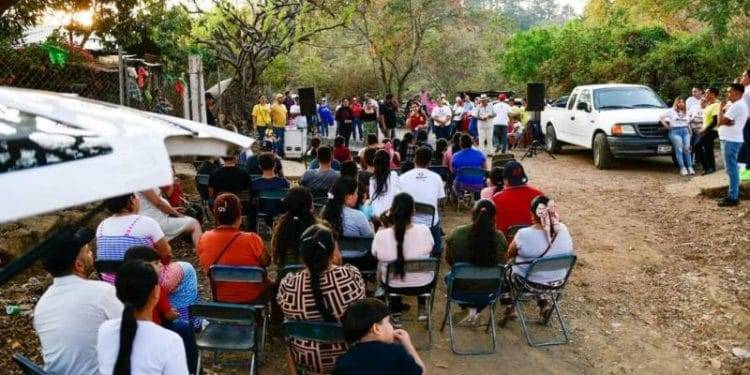Fanny Arreola reforesta área verde en Apatzingán; se compromete a plantar un árbol por cada voto
