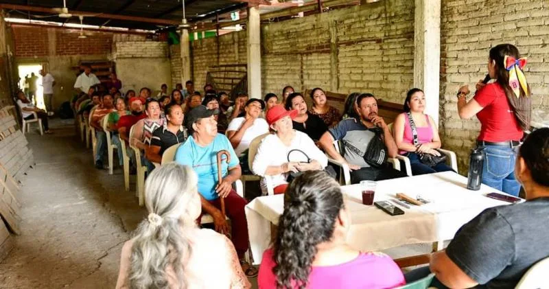 Fanny Arreola reforesta área verde en Apatzingán; se compromete a plantar un árbol por cada voto