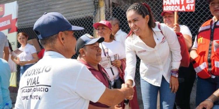 Fanny Arreola reforesta área verde en Apatzingán; se compromete a plantar un árbol por cada voto