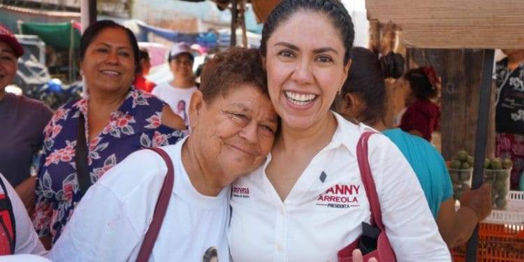 Fanny Arreola reforesta área verde en Apatzingán; se compromete a plantar un árbol por cada voto
