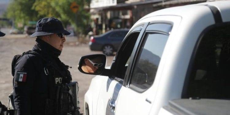 Guardia Civil incrementa operativos para garantizar el orden en Apatzingán 1 Quema de vehículos, cierre de comercios, Suspensión de Clases, 3 muertos, 2 detenidos; un empresario de mueblería asesinado y su trabajador está herido