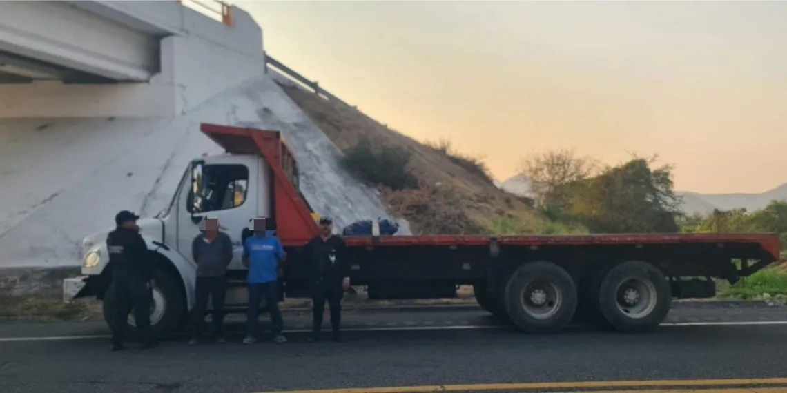 Guardia Civil Recupera Tracto Camión En Minutos Después De Haber Sido Robado Entre Apatzingán Y 4 Caminos