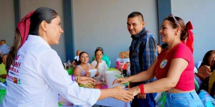 Maestras y maestros de Apatzingán van con el proyecto de Fanny Arreola