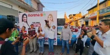 ¡Tú Eres Nuestro Gallo! Comerciantes Y Microempresarios De La Zona Centro De Apatzingán Regalan Gallo A Fanny Arreola 23 Culpables Federico Manuel M., Y Alejandro Uriel R., Del Homicidio De Un Policía De Investigación, Ocurrido En 2021