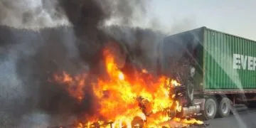 Cabina De Un Trailer Se Quemo Por Completo Autopista - El Día De Michoacán