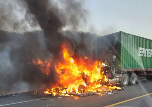 Se Quema Cabina De Tráiler En La Autopista 19 Se Quema Cabina De Tráiler En La Autopista