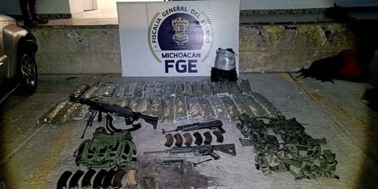 Asegura en cateo FGE 3 rifles de asalto, cargadores, cartuchos y narcóticos en la Colonia Paraíso de Apatzingán 1 colonia El Paraiso Apatzingan Cateo Armas - El día de Michoacán