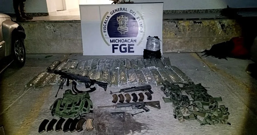 Asegura En Cateo Fge 3 Rifles De Asalto, Cargadores, Cartuchos Y Narcóticos En La Colonia Paraíso De Apatzingán 19 Colonia El Paraiso Apatzingan Cateo Armas