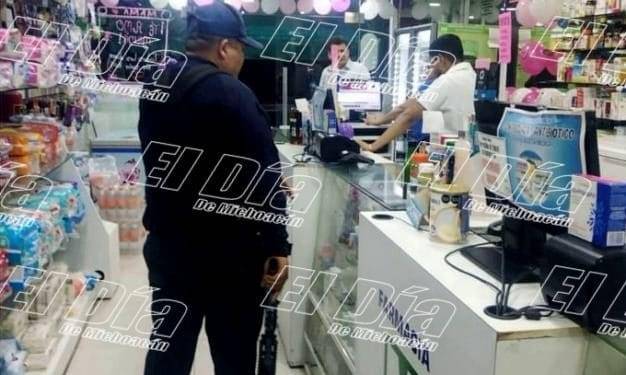 Solitario Asaltante con pistola y granada en mano: se lleva 8 mil pesos de Farmacia MV Constitución 1 Felicita Fanny Arreola a las madres de Apatzingán; su compromiso es con ellas