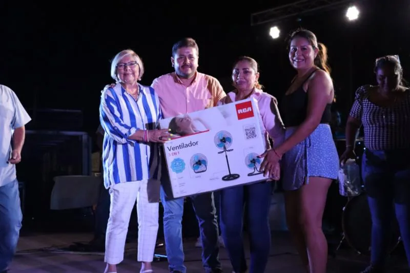 Madres De Familia Disfrutan El Festival Con Música Y Regalos En Apatzingán 19 Madres De Familia Disfrutan El Festival Con Música Y Regalos En Apatzingán