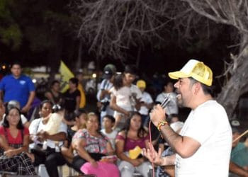 Tiran cadáver envuelto en cobijas bajo del puente de San Antonio en Apatzingán