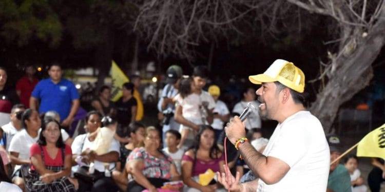 Tiran cadáver envuelto en cobijas bajo del puente de San Antonio en Apatzingán