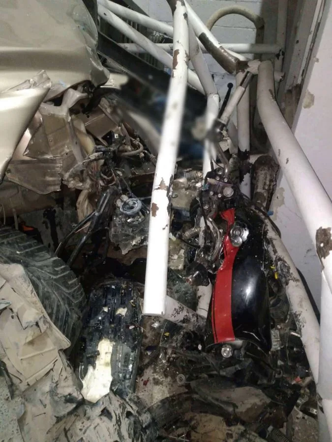 Mueren Dos Menores Tras Ser Impactados Por Una Camioneta En Apatzingán; El Conductor Se Dio A La Fuga 20 Asi Quedaron Los Menores Entre Prensados Entre Los Fierros El Trasformador Y La Camioneta