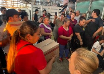 Distribuyen despensas para comerciantes y trabajadores afectados por incendio en el Mercado