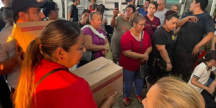 Distribuyen despensas para comerciantes y trabajadores afectados por incendio en el Mercado