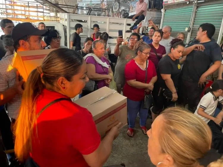 Distribuyen Despensas Para Comerciantes Y Trabajadores Afectados Por Incendio En El Mercado
