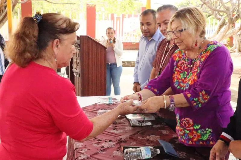 En Apatzingán, Adultos Mayores Reciben Lentes Graduados Para Mejorar Su Calidad De Vida 19 Entrega De Lentes Senora Minerva Dif