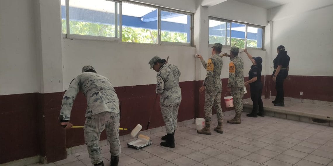 Sedena GN y Guardia Civil pintan aulas en Bachilleres de Mugica | El Día de Michoacán