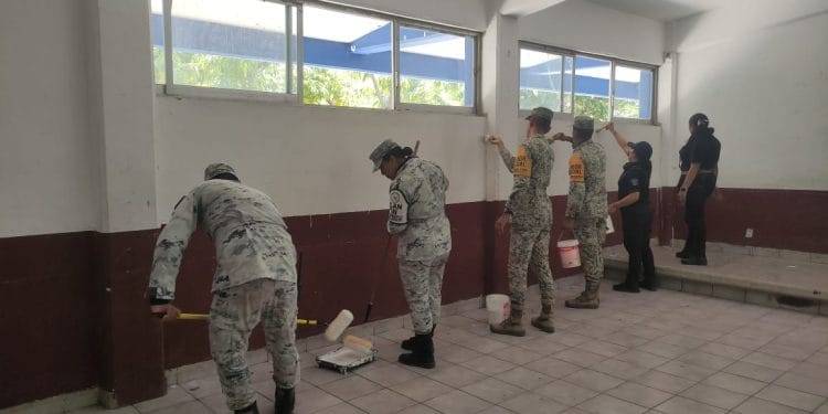 Sedena, GN y Guardia Civil pintan aulas en Bachilleres de Múgica 1 Sedena, GN y Guardia Civil pintan aulas en Bachilleres de Múgica