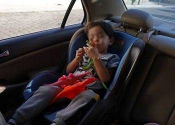 Estos son los peligros de dejar a niñas y niños dentro del auto